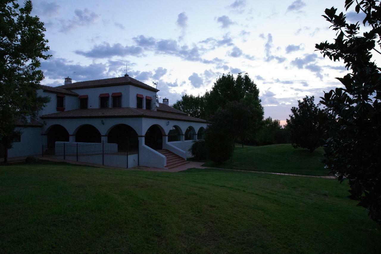Hotel Rural Las Tejuelas Valdecaballeros Exterior photo
